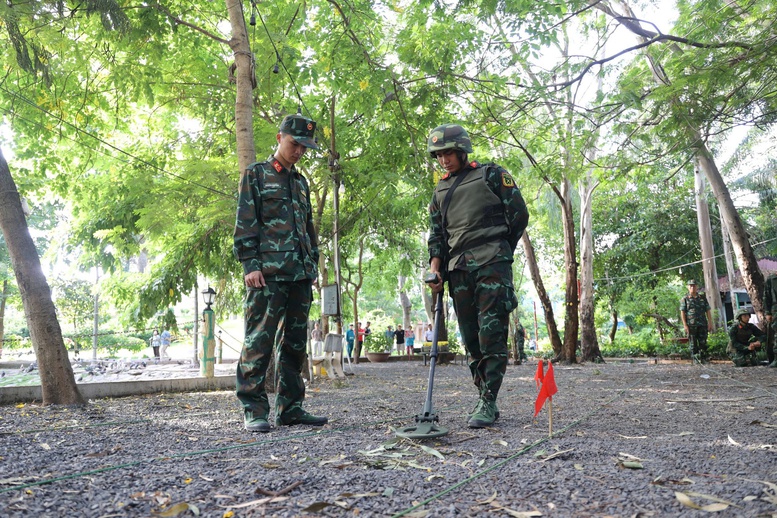 Dùng công nghệ hiện đại tìm kiếm dấu tích hố chôn tập thể tại Công viên Lê Thị Riêng- Ảnh 4.