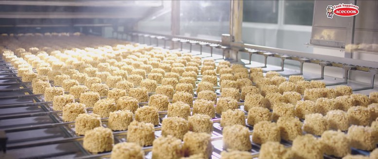Có gì bên trong quy trình sản xuất mì ăn liền tại Acecook Việt Nam?- Ảnh 1.
