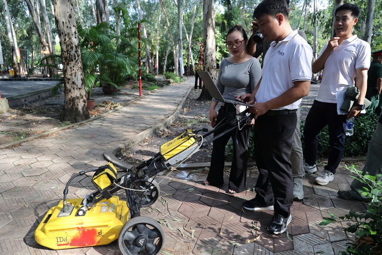 Dùng công nghệ hiện đại tìm kiếm dấu tích hố chôn tập thể tại Công viên Lê Thị Riêng- Ảnh 3.