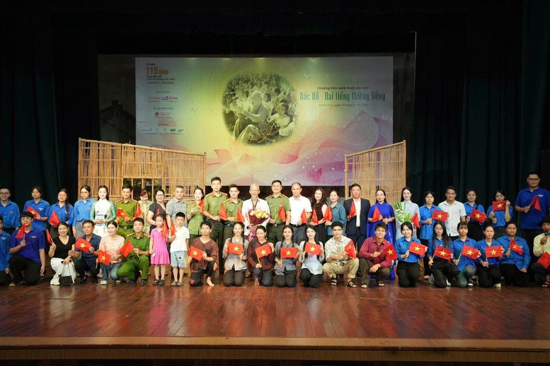Chương trình nghệ thuật đặc biệt “Bác Hồ - Hai tiếng thiêng liêng” đến với khán giả Thanh Hóa- Ảnh 1.
