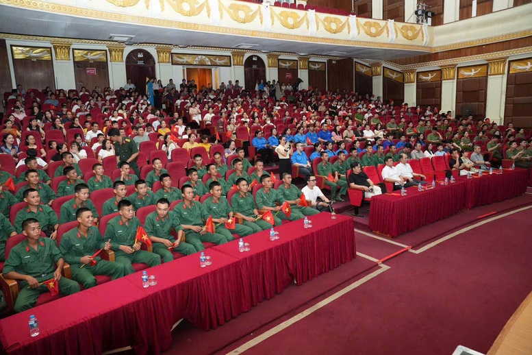 Chương trình nghệ thuật đặc biệt “Bác Hồ - Hai tiếng thiêng liêng” đến với khán giả Thanh Hóa- Ảnh 2.