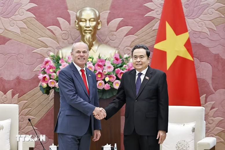 Chủ tịch Quốc hội Trần Thanh Mẫn tiếp Đại sứ Canada tại Việt Nam- Ảnh 1.