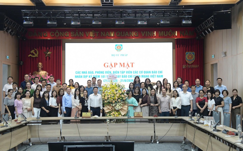 Báo chí - ‘cầu nối’ đưa pháp luật vào cuộc sống- Ảnh 2.