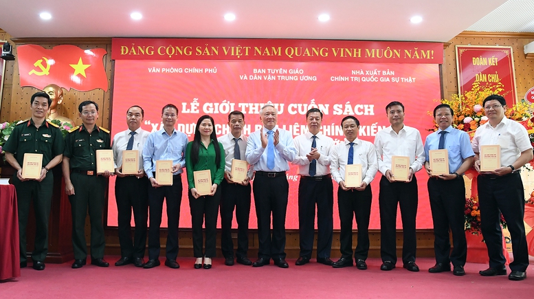 Ra mắt cuốn sách "Xây dựng Chính phủ liêm chính, kiến tạo trong kỷ nguyên mới" của nguyên Phó Thủ tướng Thường trực Nguyễn Hòa Bình- Ảnh 2.
