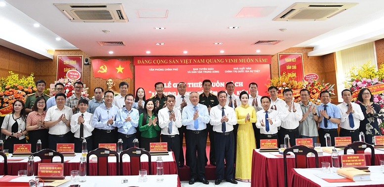 Ra mắt cuốn sách "Xây dựng Chính phủ liêm chính, kiến tạo trong kỷ nguyên mới" của nguyên Phó Thủ tướng Thường trực Nguyễn Hòa Bình- Ảnh 6.
