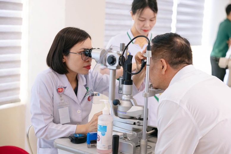 70% người mù lòa do đục thủy tinh thể- Ảnh 1. 70% người mù lòa do đục thủy tinh thể- Ảnh 1.