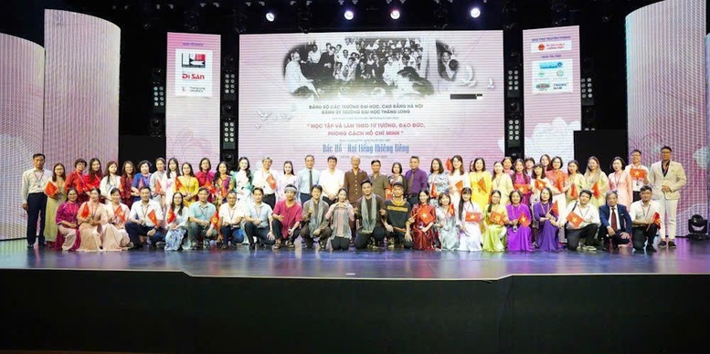 Chương trình nghệ thuật đặc biệt ‘Bác Hồ - hai tiếng thiêng liêng’ đến với Đại học Thăng Long- Ảnh 3.
