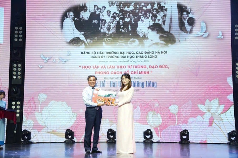 Chương trình nghệ thuật đặc biệt ‘Bác Hồ - hai tiếng thiêng liêng’ đến với Đại học Thăng Long- Ảnh 2.