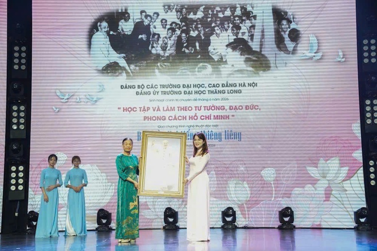 Chương trình nghệ thuật đặc biệt ‘Bác Hồ - hai tiếng thiêng liêng’ đến với Đại học Thăng Long- Ảnh 1.