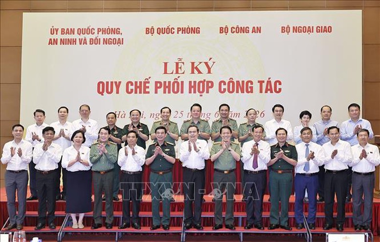 Chủ tịch Quốc hội chứng kiến ký quy chế phối hợp công tác quốc phòng, an ninh và đối ngoại- Ảnh 4.