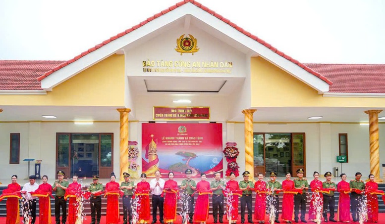 Bộ Công an khánh thành nâng cấp Di tích Hòn Đá Bạc, bàn giao 500 căn nhà tặng hộ khó khăn Cà Mau- Ảnh 1.