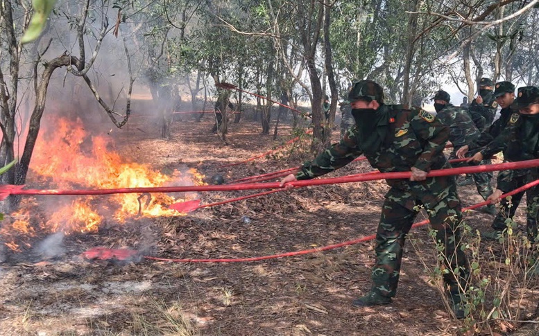 Hàng trăm cán bộ, chiến sĩ chữa cháy rừng phòng hộ ở Quảng Trị