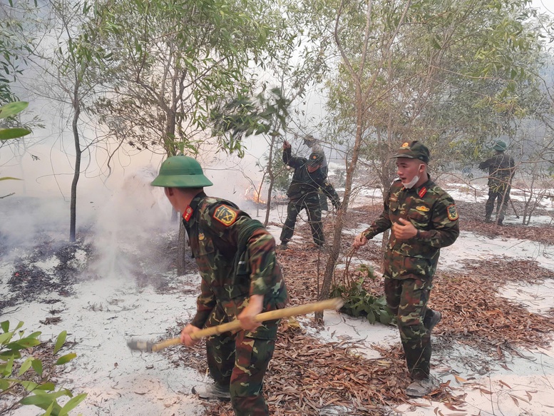 Hàng trăm cán bộ, chiến sĩ chữa cháy rừng phòng hộ ở Quảng Trị- Ảnh 2.