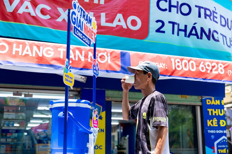 Hơn 1.000 điểm giải nhiệt và chăm sóc sức khỏe miễn phí tại Long Châu- Ảnh 2.