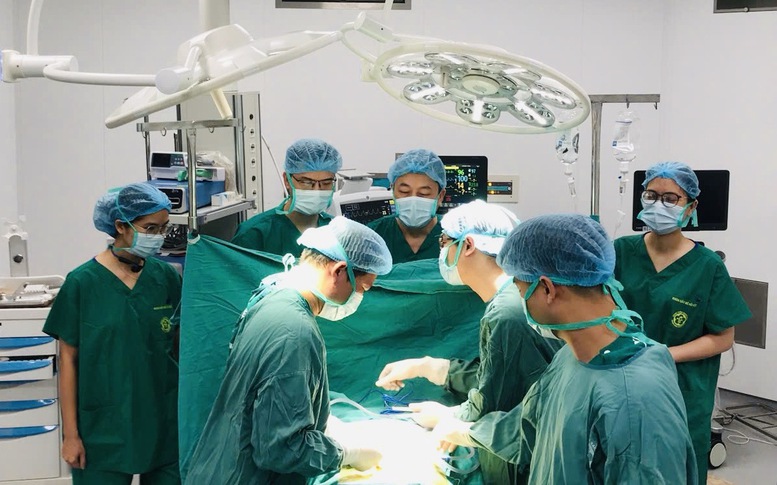 Ca mổ cấp cứu đầu tiên xuyên đêm tại Bệnh viện Bạch Mai cơ sở Ninh Bình cứu người bệnh có nguy cơ liệt 2 chân