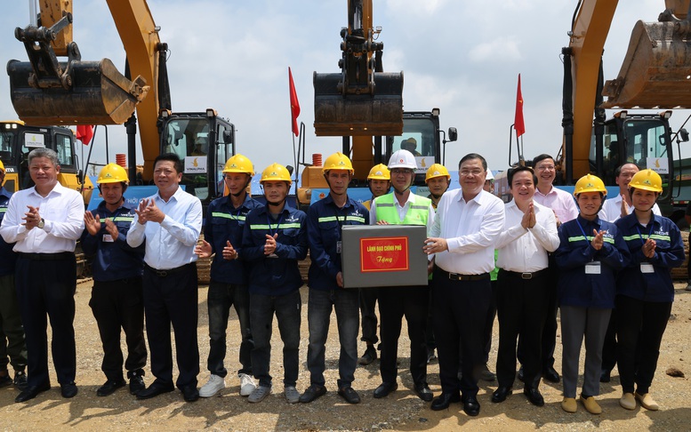 Phó Thủ tướng Thường trực Phạm Gia Túc dự khởi công 2 dự án nhà ở xã hội quy mô 7.840 căn hộ tại tỉnh Hưng Yên- Ảnh 6.