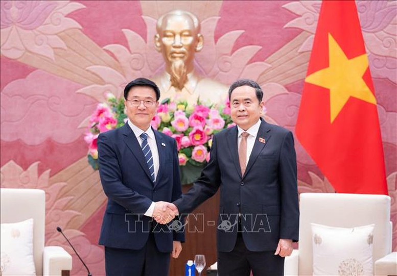 Chủ tịch Quốc hội Trần Thanh Mẫn tiếp Đoàn đại biểu Viện Nghiên cứu kinh tế Kimhakmin E-roun- Ảnh 1.
