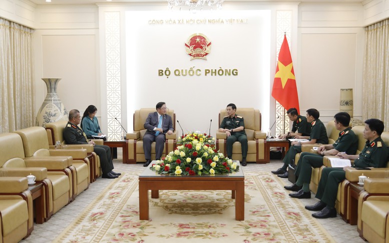 Phó Thủ tướng Chính phủ, Bộ trưởng Bộ Quốc phòng Phan Văn Giang tiếp Đại sứ Malaysia tại Việt Nam