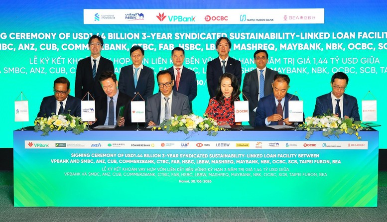 VPBank cùng 15 định chế quốc tế ký khoản vay bền vững 1,44 tỷ USD - Ảnh 1.