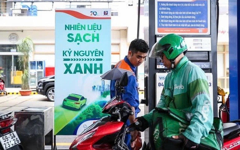 Giá xăng giảm mạnh