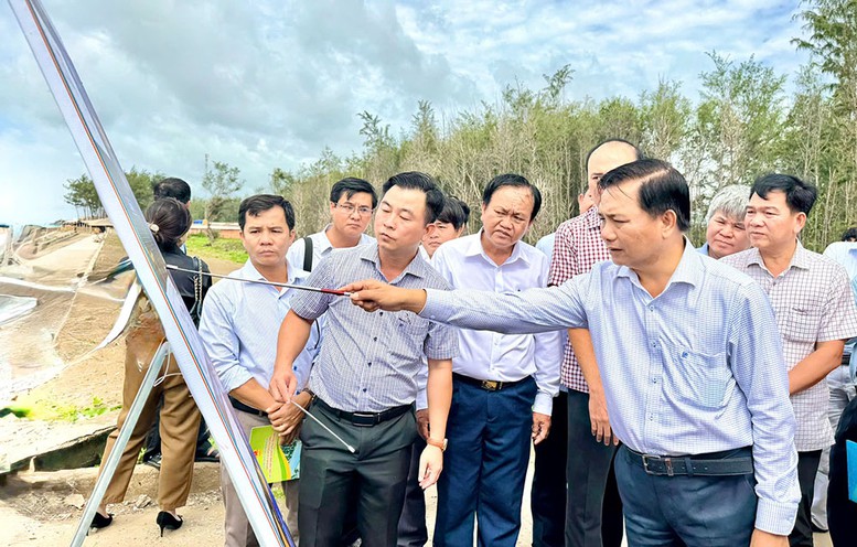 Bí thư Tỉnh ủy Vĩnh Long chỉ đạo lập đề án bảo vệ hơn 130 km bờ biển- Ảnh 1.