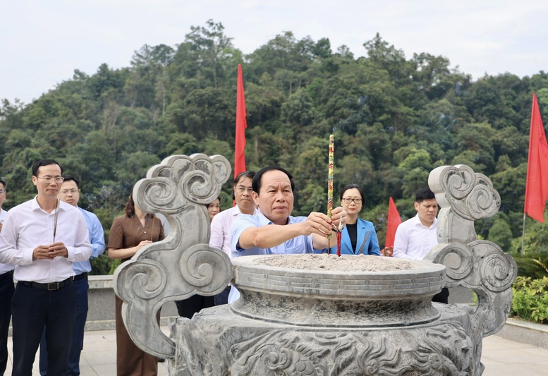 Phó Thủ tướng Lê Tiến Châu dâng hương tưởng nhớ Chủ tịch Hồ Chí Minh- Ảnh 1.