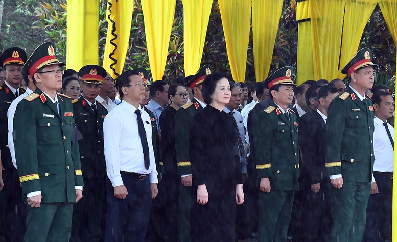 Phó Thủ tướng Phạm Thị Thanh Trà dự Lễ truy điệu, an táng hài cốt liệt sĩ tại Quảng Ngãi- Ảnh 1.