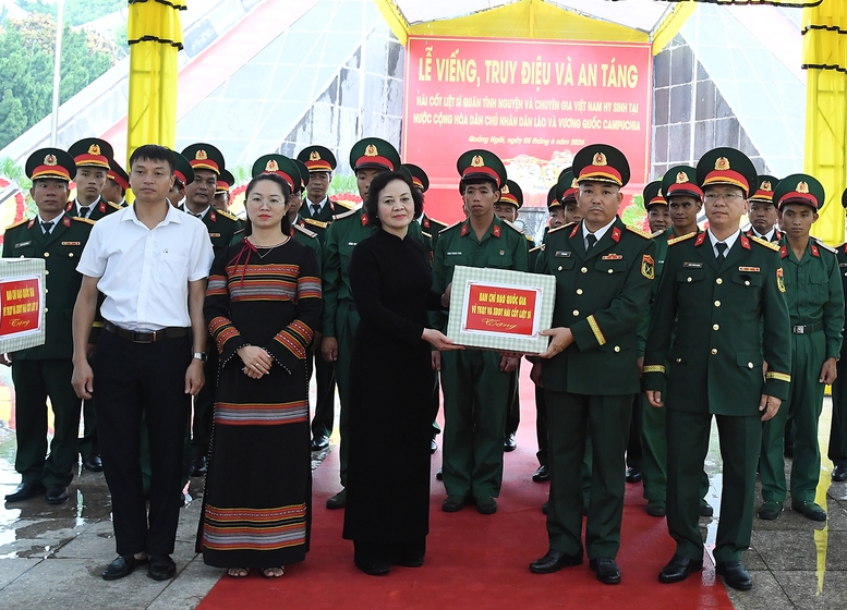 Phó Thủ tướng Phạm Thị Thanh Trà dự Lễ truy điệu, an táng hài cốt liệt sĩ tại Quảng Ngãi- Ảnh 3.
