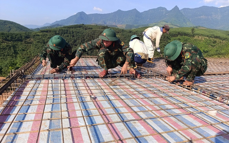 Bộ đội góp sức xây dựng trường nội trú liên cấp vùng biên giới Quảng Trị