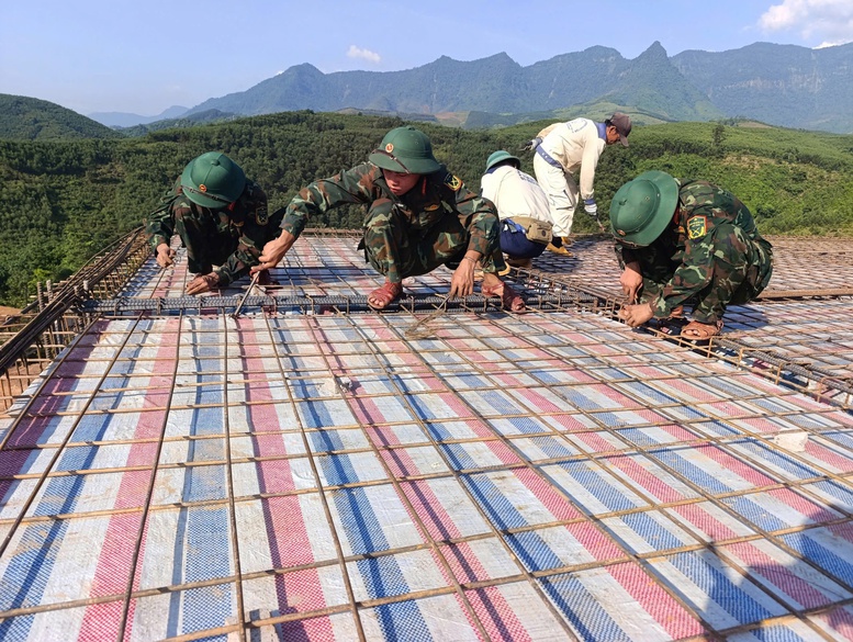 Bộ đội góp sức xây dựng trường nội trú liên cấp vùng biên giới Quảng Trị- Ảnh 2.