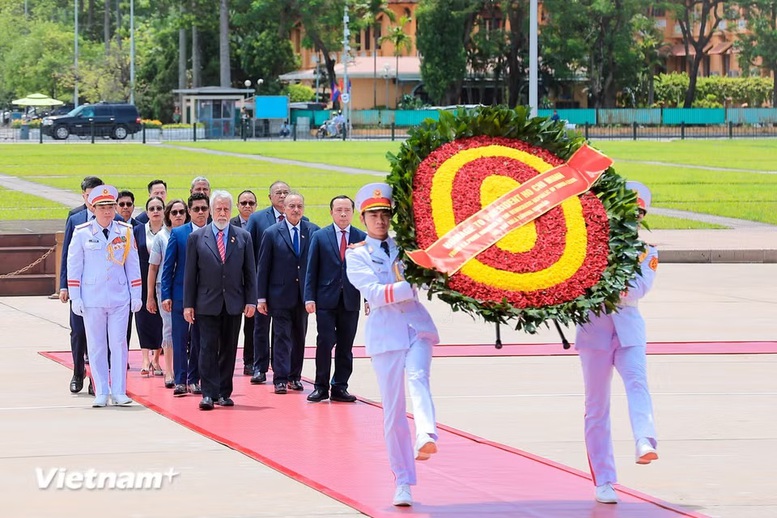 Thủ tướng Timor-Leste vào Lăng viếng Chủ tịch Hồ Chí Minh- Ảnh 1.