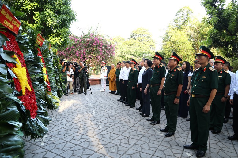 Phó Thủ tướng Phạm Thị Thanh Trà dâng hương tưởng niệm các anh hùng liệt sĩ tại Công viên Lê Thị Riêng- Ảnh 1. Phó Thủ tướng Phạm Thị Thanh Trà dâng hương tưởng niệm các anh hùng liệt sĩ tại Công viên Lê Thị Riêng- Ảnh 1.