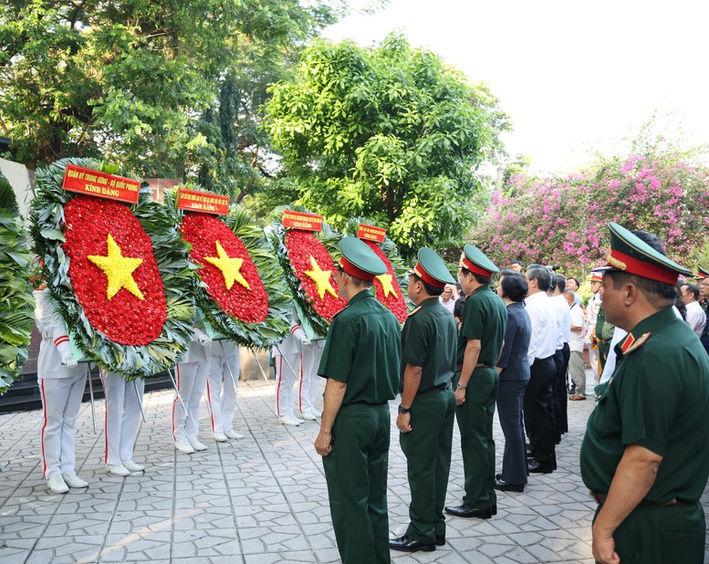 Phó Thủ tướng Phạm Thị Thanh Trà dâng hương tưởng niệm các anh hùng liệt sĩ tại Công viên Lê Thị Riêng- Ảnh 2. Phó Thủ tướng Phạm Thị Thanh Trà dâng hương tưởng niệm các anh hùng liệt sĩ tại Công viên Lê Thị Riêng- Ảnh 2.