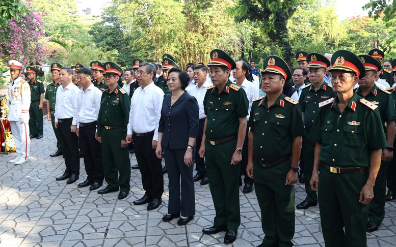 Phó Thủ tướng Phạm Thị Thanh Trà dâng hương tưởng niệm các anh hùng liệt sĩ tại Công viên Lê Thị Riêng