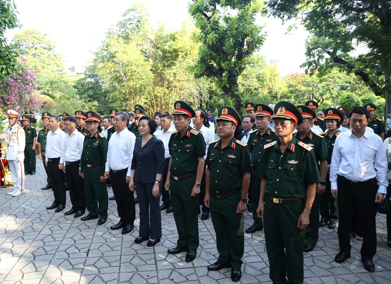Phó Thủ tướng Phạm Thị Thanh Trà dâng hương tưởng niệm các anh hùng liệt sĩ tại Công viên Lê Thị Riêng- Ảnh 3. Phó Thủ tướng Phạm Thị Thanh Trà dâng hương tưởng niệm các anh hùng liệt sĩ tại Công viên Lê Thị Riêng- Ảnh 3.