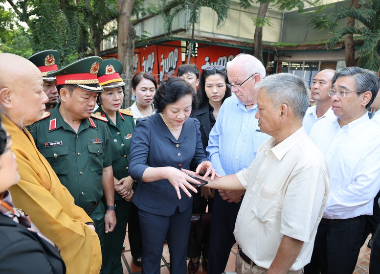 Phó Thủ tướng Phạm Thị Thanh Trà dâng hương tưởng niệm các anh hùng liệt sĩ tại Công viên Lê Thị Riêng- Ảnh 7. Phó Thủ tướng Phạm Thị Thanh Trà dâng hương tưởng niệm các anh hùng liệt sĩ tại Công viên Lê Thị Riêng- Ảnh 7.