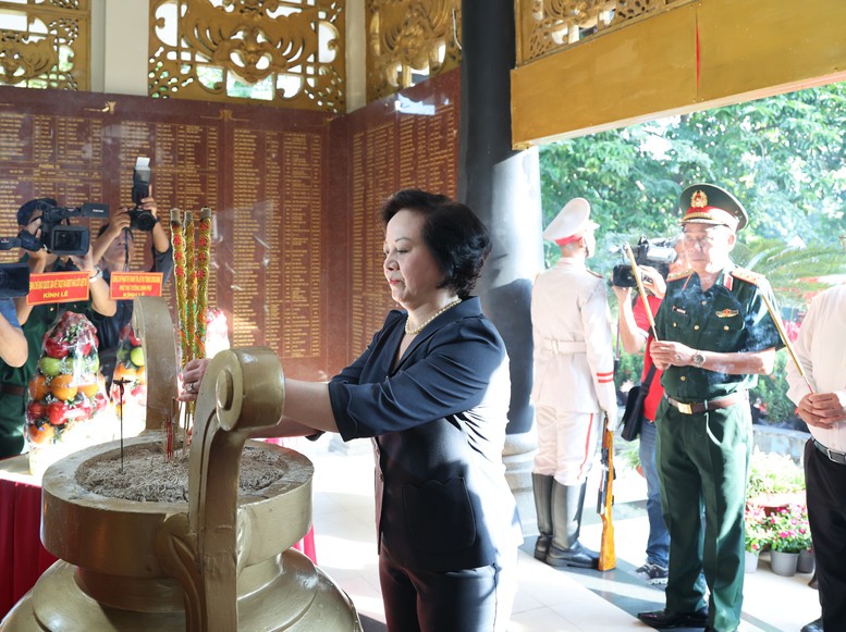Phó Thủ tướng Phạm Thị Thanh Trà dâng hương tưởng niệm các anh hùng liệt sĩ tại Công viên Lê Thị Riêng- Ảnh 4. Phó Thủ tướng Phạm Thị Thanh Trà dâng hương tưởng niệm các anh hùng liệt sĩ tại Công viên Lê Thị Riêng- Ảnh 4.