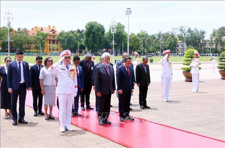 Thủ tướng Timor-Leste vào Lăng viếng Chủ tịch Hồ Chí Minh- Ảnh 3.