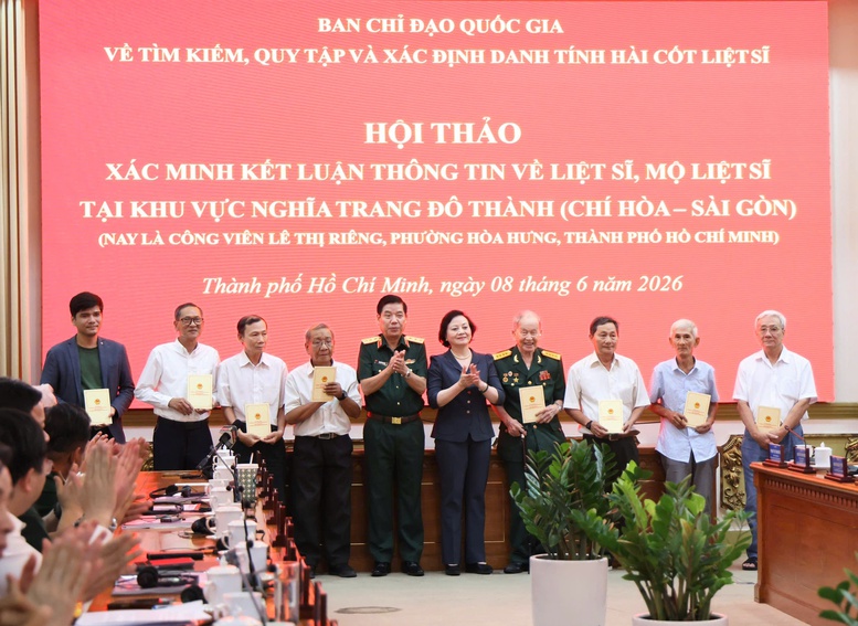 Phó Thủ tướng Phạm Thị Thanh Trà: Tiến thêm một bước quan trọng trên hành trình tìm kiếm khu mộ liệt sĩ tập thể tại Công viên Lê Thị Riêng- Ảnh 4. Phó Thủ tướng Phạm Thị Thanh Trà: Tiến thêm một bước quan trọng trên hành trình tìm kiếm khu mộ liệt sĩ tập thể tại Công viên Lê Thị Riêng- Ảnh 4.