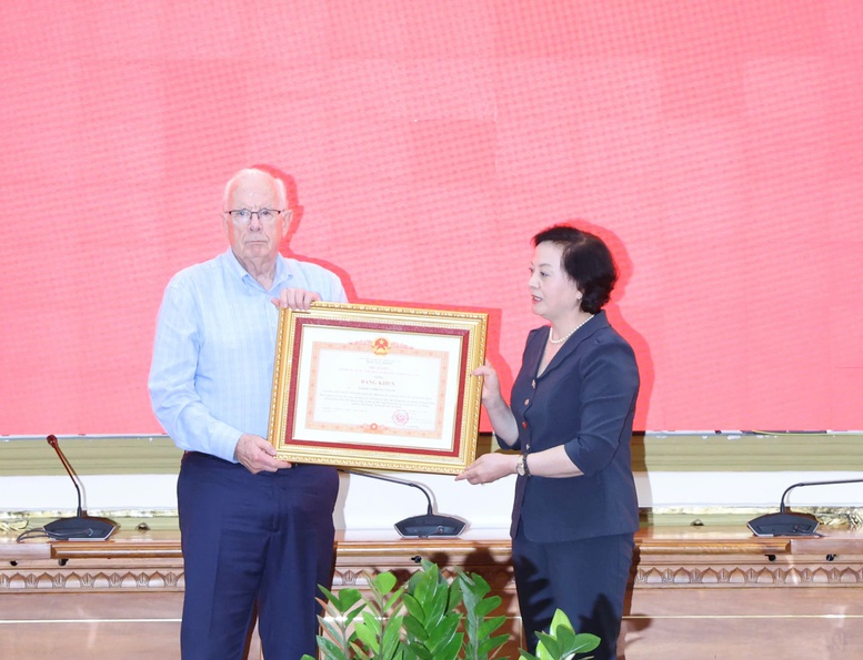 Phó Thủ tướng Phạm Thị Thanh Trà: Tiến thêm một bước quan trọng trên hành trình tìm kiếm khu mộ liệt sĩ tập thể tại Công viên Lê Thị Riêng- Ảnh 2. Phó Thủ tướng Phạm Thị Thanh Trà: Tiến thêm một bước quan trọng trên hành trình tìm kiếm khu mộ liệt sĩ tập thể tại Công viên Lê Thị Riêng- Ảnh 2.