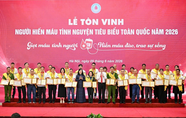 Tôn vinh 100 người hiến máu tình nguyện tiêu biểu năm 2026- Ảnh 1. Tôn vinh 100 người hiến máu tình nguyện tiêu biểu năm 2026- Ảnh 1.