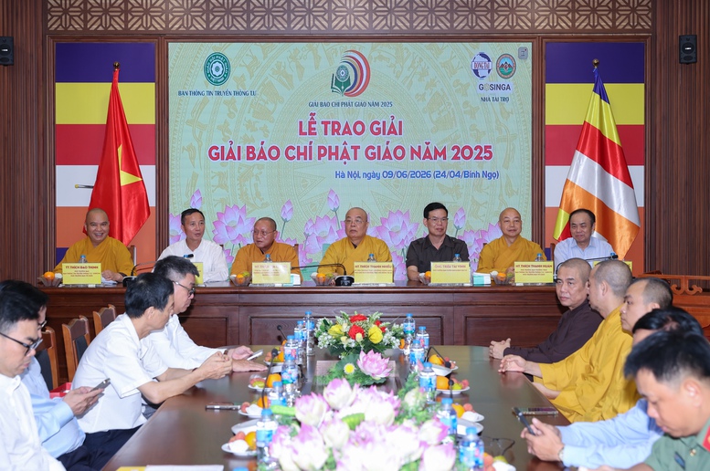 Ghi dấu hành trình phụng sự bằng ngòi bút- Ảnh 1. Ghi dấu hành trình phụng sự bằng ngòi bút- Ảnh 1.