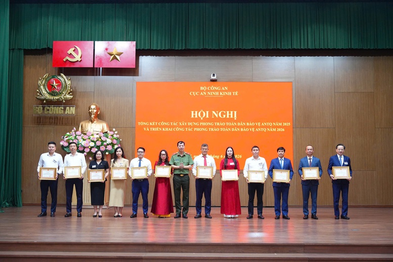 Vinachem được Cục An ninh kinh tế, Bộ Công an khen thưởng trong phong trào toàn dân bảo vệ an ninh Tổ quốc- Ảnh 1.
