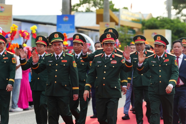 Giao lưu hữu nghị quốc phòng biên giới Việt Nam-Lào: Thắt chặt tình đoàn kết đặc biệt từ vùng biên- Ảnh 1.