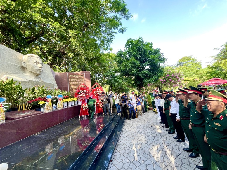 Đại tướng Nguyễn Trọng Nghĩa dâng hương và kiểm tra công tác tìm kiếm, quy tập hài cốt liệt sĩ tại Công viên Lê Thị Riêng- Ảnh 1.
