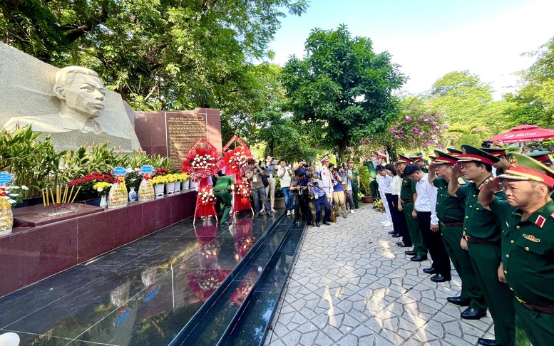 Đại tướng Nguyễn Trọng Nghĩa dâng hương và kiểm tra công tác tìm kiếm, quy tập hài cốt liệt sĩ tại Công viên Lê Thị Riêng