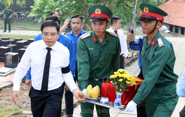 Xúc động lễ viếng, truy điệu, an táng 63 hài cốt liệt sĩ tại Đồng Nai- Ảnh 8.