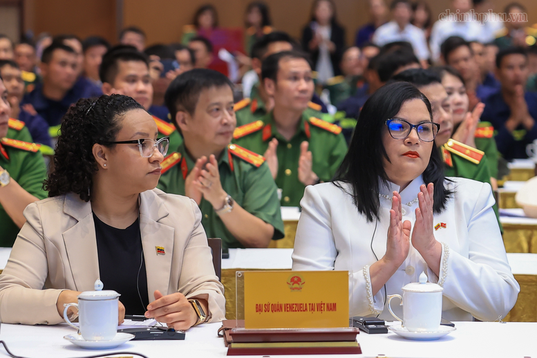 Thủ tướng Lê Minh Hưng: Xây dựng một Việt Nam tự cường nhưng nhân ái, bản lĩnh nhưng hòa hiếu, phát triển nhưng có trách nhiệm- Ảnh 8.
