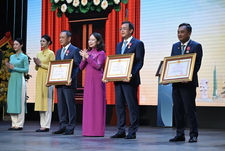 Vietnam Airlines đón nhận Huân chương Lao động hạng Ba và Bằng khen của Thủ tướng Chính phủ- Ảnh 1.
