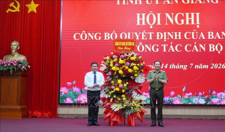Trung tướng Đinh Văn Nơi giữ chức Phó Bí thư Tỉnh ủy An Giang, kiêm Bí thư Đảng ủy đặc khu Phú Quốc- Ảnh 1.